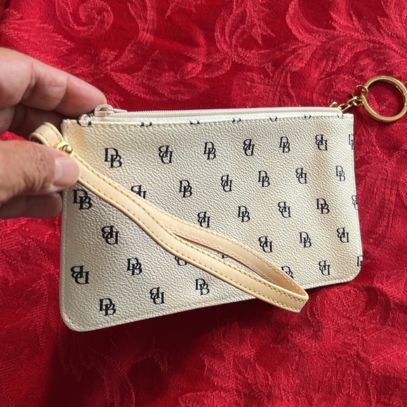 🔥EUC Dooney and Bourke Greta Slim Coated White Canvas Wristlet Clutch - Picture 11 of 11